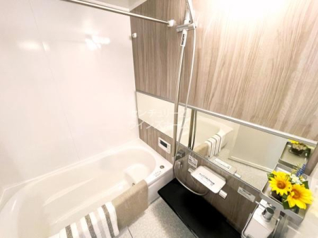 ���� �o�X���[���͈���̔���������났�̏ꏊ�ł��B�g�[�����@�t���ŉJ�̓��ȂǊO�Ɋ����Ȃ����͈ߗފ������Ƃ��Ă��劈��I�V�K�������Y��ɐ��܂�ς�������j�b�g�o�X�ŉ��K�ȃo�X�^�C�������y���݂��������B