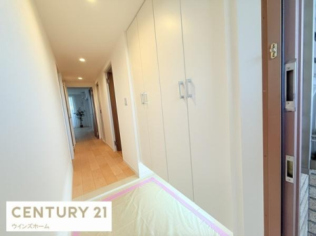 ���� �������̂��錺�ւ́A��e�ʂ̎��[�X�y�[�X�������ς��A�C�⏬�����������萮���ł���@�\�I�ȋ�Ԃł��B�������Ƃ炷���C�g�t���ŁA�Â��Ȃ肪���Ȍ��֎���𖾂邭���܂��B