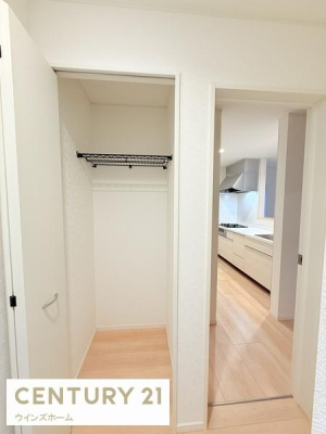 ���[ �N���[�[�b�g���ݒu����Ă��܂��I�ו���u���ꏊ���m�ۂ����̂ł������̐������ڂ����₷���Ȃ�A���K�ȋ�Ԃ����肠���܂��I