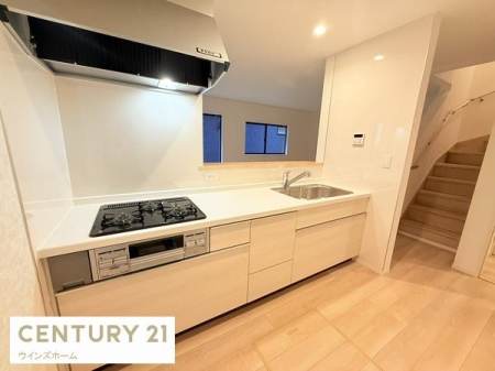 �L�b�`�� �l�C�̑Ζʎ��L�b�`���̓��r���O�A�_�C�j���O����]�ł��܂��I�L�b�`���͍�ƃX�y�[�X���L�X���Ă�����[�ɂ�����܂���I