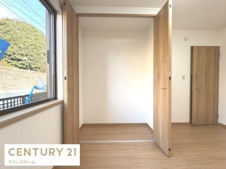 ���[ �N���[�[�b�g���S���ݒu����Ă��܂��I�ו���u���ꏊ���m�ۂ����̂ł������̐������ڂ����₷���Ȃ�A���K�ȋ�Ԃ����肠���܂��I