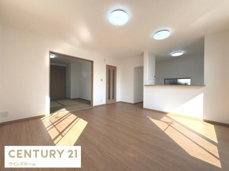 ���r���O 16.5����LDK�͉Ƒ��S�����������Ƃ��낰���Ԃł��B���r���O�ƃ_�C�j���O�����R�Ɏg���������邽�߁A�l�X�ȃ��C�t�X�^�C���ɑΉ����܂�!