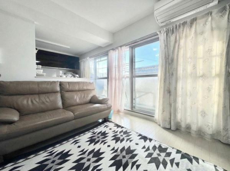 ���r���O �o���R�j�[�ւƂȂ���傫�ȑ���������������ރ��r���O�I���ʂ����ǍD�Ŋ��C�����₷���ł��I�@��CG�ɂĉו��������Ă���܂��B