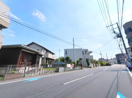 �O�ʓ��H�܂ތ��n�ʐ^ ��Ƃ肠������ɖʂ��Ă���̂ŊJ���I�I�X�n�ɂ��Ă̂����n���ł��I�l�C�̍������E�ݒ��G���A�ŁA�ۈ�{�݂��k��10���ȓ��Ǝq��ăt�@�~���[�ɂ��������߁B�X�[�p�[���߂��ɓ_�݂��闘�֐��̍����Z���ł��I