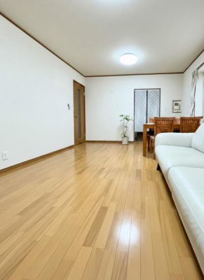 ���r���O 14���̍L�XLDK�͉Ƒ��S�����������Ƃ��낰���Ԃł��B���r���O�ƃ_�C�j���O�����R�Ɏg���������邽�߁A�l�X�ȃ��C�t�X�^�C���ɑΉ����܂�!