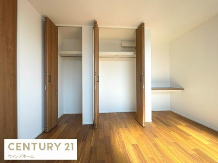 ���[ �N���[�[�b�g���S���ݒu����Ă���A���������X�b�L���Еt���܂��B