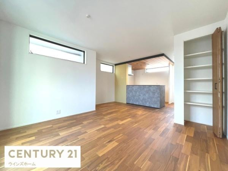 ���r���O 16����LDK�͉Ƒ��S�����������Ƃ��낰���Ԃł��B�傫�ȑ�����͍̌������Ղ�A��������閾�邢���r���O�ł��I���r���O���[�����������������X�b�L���Еt���܂��B
