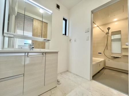 ���ʑ�E���ʏ� �O�ʋ��^�C�v�̐��ʉ��ϑ���̗p�B���[�͂�����A���ʎ������������ۂĂ܂��B�����t���Ŋ��C�����₷���A�����ւ̓������X���[�Y�Ȏg���₷�������݌v�ł��B