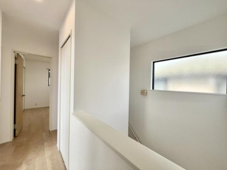 ���̑����� 2�K�z�[���͍��ǎd�l�ŊJ����������A�����̑�������炩�Ȏ��R�����������݂܂��B�K�i���������������Ȃ��A�e�����փX���[�Y�ɃA�N�Z�X�ł���݌v�ł��B