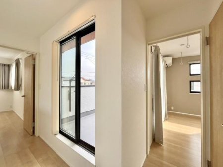 ���̑����� �K�i���オ��ƁA�e�����ւȂ���2�K�z�[���B�傫�ȑ�����̓o���R�j�[�֏o����ł��A���邳�ƕ��ʂ����m�ہB�Ƒ����ꂼ��̃v���C�x�[�g��Ԃ֎��R�ɓ������L����܂��B