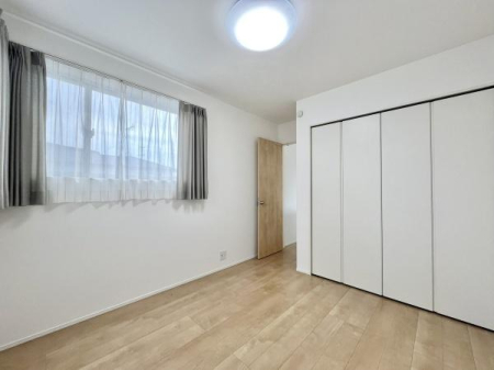 �m�� ��5.2���̗m���B�傫�ȃN���[�[�b�g������A�ߗނ�w�p�i������������[�\�B�̌����t���Ŗ��邭�A�q�ǂ������⏑�ւƂ��Ă��g���₷����Ԃł��B