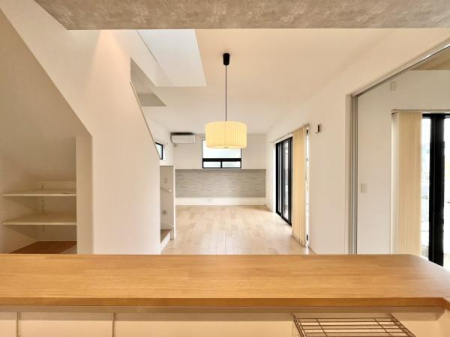 ���r���O �L�b�`������LDK�S�̂����n����J���I�Ȑ݌v�B�����Ƒ傫�ȑ������������A���邭�S�n�悢��Ԃ��L����܂��B���r���O�K�i�̗p�ŉƑ��̋C�z������������S�̊Ԏ��ł��B