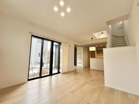 ���r���O �傫�ȑ|���o���������ւƂȂ���J���I�ȃ��r���O�B����������Ԃɉ��s����^���A���邳�Ƃ�Ƃ���������܂��B�Ƒ������R�ƏW�܂�S�n�悢LDK�ł��B