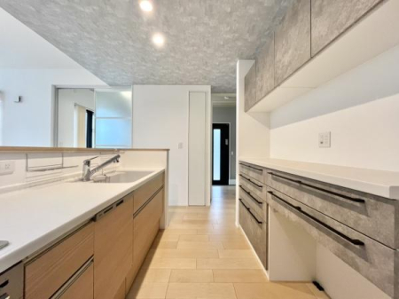 �L�b�`�� �Ζʎ��L�b�`���ɉ����A�w�ʂɂ͑�e�ʂ̃J�b�v�{�[�h��ݒu�B��ƃX�y�[�X���L���A�Ǝ������ɗD�ꂽ�g���₷���݌v�ł��B�܉��V��ƃA�N�Z���g�����㎿�������o���܂��B