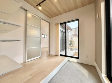 ���̑����� ���։��ɐ݂�����2.2���̃A�g���G�X�y�[�X�B�y�Ԏd�l�Ŏ��]�Ԃ�x�r�[�J�[���u���A���ݑ�[�N�ɂ����p�\�B�傫�ȑ������������A�e���X�ւ��Ȃ���J���I�ȋ�Ԃł��B