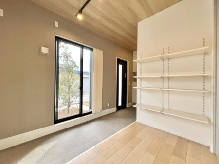 ���̑����� �傫�ȑ����玩�R�����������ފJ���I�ȓy�ԃA�g���G�B���I������A��p�i��A�E�g�h�A�p�i�̎��[�ɂ��֗��B���։��ɂ���A���q������ۓI�Ȃ�Ƃ肠���Ԃł��B