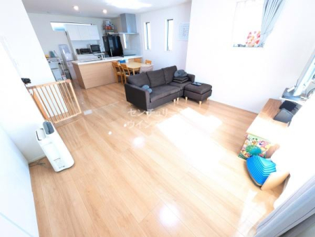 ���r���O LDK�͂��Ƒ����ꏏ�ɉ߂�����؂ȋ�Ԃł��I�����������Ȃ���Ƒ��̊炪������ΖʃL�b�`���ƃ_�C�j���O�A�����Ăʂ�����������閾�邢���r���O�������A�Ƒ��̂₳�����J���[�܂�Ԏ��ƂȂ��Ă��܂��B