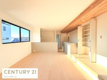 ���r���O 18������LDK�͉Ƒ��S�����������Ƃ��낰���Ԃł��B���r���O�ƃ_�C�j���O�����R�Ɏg���������邽�߁A�l�X�ȃ��C�t�X�^�C���ɑΉ����܂�!