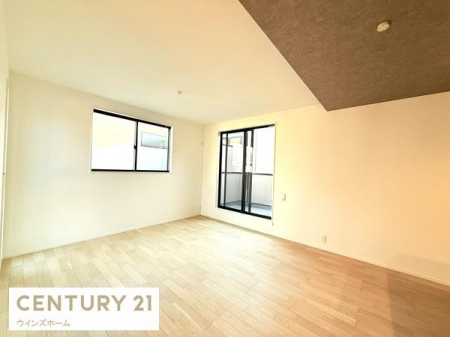 ���r���O 18������LDK�͉Ƒ��S�����������Ƃ��낰���Ԃł��B���r���O�ƃ_�C�j���O�����R�Ɏg���������邽�߁A�l�X�ȃ��C�t�X�^�C���ɑΉ����܂�!