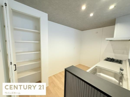 �L�b�`�� �L�b�`�����ɂ̓p���g���[���[���ݒu����܂����I�����Ɠd��H��A�퉷�ł̕ۑ����\�ȐH�ƂȂǂ̎��[�ɖ𗧂��܂��B