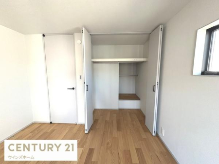 ���[ ���s�̂����e�ʂ̃N���[�[�b�g���ݒu����Ă���܂��I���[�͂����Ղ�ł��������X�b�L���Еt���܂��B