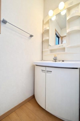 ���ʑ�E���ʏ� 2�K�g�C�����ɂ̓Z�J���h���ʑ䂪�ݒu����Ă���A1�K�̐��ʏ����g���Ȃ����◈�q���Ȃǎg���ĕ֗��ł��I��CG�ɂĉו��������Ă���܂��B