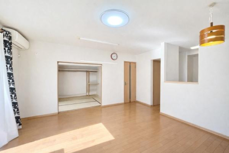 ���r���O ���邭�J���I�ȃ��r���O�����́B���R���ɕ�܂��S�n�悢��ԂŁA���X�̕�炵�����L���ɂȂ�܂��B��CG�ɂĉו��������Ă���܂��B