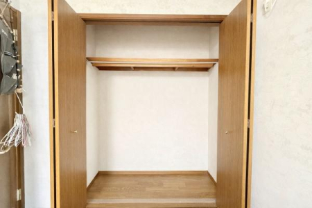 ���[ ���C�h�N���[�[�b�g�͍���������A�����O�R�[�g�⃏���s�[�X�ȂǏ�̂���ߗނ����[�\�B�ߗނ��܂Ƃ߂Ă��܂��A��������������L���g���܂��B��CG�ɂĉו��������Ă���܂�