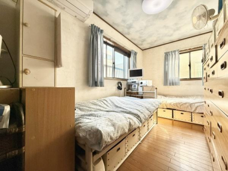 �m�� ��5.2���̗m���B�傫�ȃN���[�[�b�g������A�ߗނ�w�p�i������������[�\�B�̌����t���Ŗ��邭�A�q�ǂ������⏑�ւƂ��Ă��g���₷����Ԃł��B