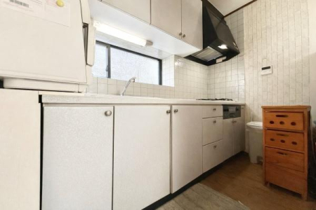 �L�b�`�� ���t���L�b�`���̂��߁A���R�������薾�邭�������̊��C�����₷���݌v�B�����ɏW�����₷���L�b�`���X�y�[�X�ł��B��CG�ɂĉו��������Ă���܂�