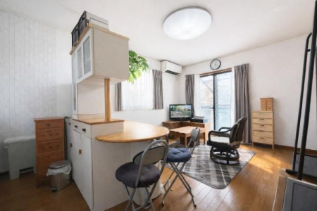 ���r���O 2�ʍ̌����m�ۂ������邢LDK��ԁB�����������邽�ߎ��R�������蕗�ʂ����ǂ��A�J�����̂��郊�r���O�ŉ��K�ȕ�炵���C���[�W�ł��܂��B��CG�ɂĉו��������Ă���܂�