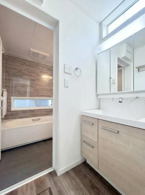 ���ʑ�E���ʏ� ���ʉ��ϑ�̓V���v���ł���Ȃ���@�\�������˔����A���K�ȃT�j�^���[��Ԃ����������܂��B�@��CG�ɂĉו��������Ă���܂��B