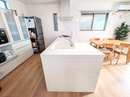 �L�b�`�� �t���t���b�g�ŊJ���I�ȃJ�t�F�X�^�C���L�b�`���B�L�b�`�����烊�r���O�S�̂����n���āA�ڂ̑O�ɂ��Ƒ��̗l�q�������Ȃ��炨�������ł���z�u�́A�q��Ē��̂��ƒ�ɂ��s�b�^���I�􂢕����e���r�����Ȃ���ł��܂��I