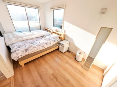 �m�� �����𔒁~���ł܂Ƃ߂��Z�ݎ�̊������f����V���v�����_���ȗm���B������̂������̓o���R�j�[�ɖʂ��Ă���̂Ŗ��邢�z�����������݁A�S�n�悢�����ʂ蔲���܂��B