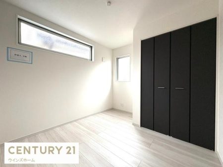 �m�� 4.6���̗m���B�傫�ȃN���[�[�b�g������A�ߗނ�w�p�i������������[�\�B�̌����t���Ŗ��邭�A�q�ǂ������⏑�ւƂ��Ă��g���₷����Ԃł��B