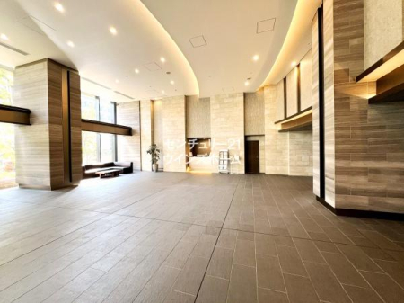 ���r�[ �J�������ӂ��2�w�������̃G���g�����X�z�[���B���̓V�R�΂��i���̍��������o���鍂�����̂���z�e�����C�N�ȋ�Ԃł��I�������߂����C���[�W�����Ɩ��������_���ɔz�u�����A�[�`��̐܏�V����f�G�ł��ˁB