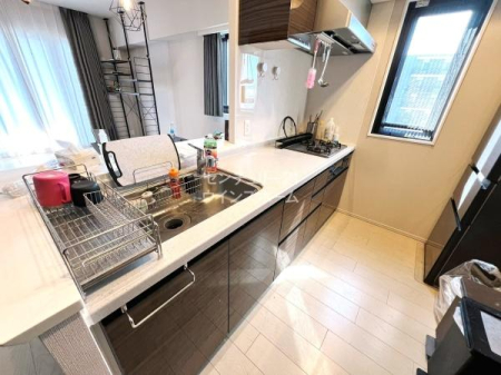 �L�b�`�� �V�X�e���L�b�`���͏򐅊�t���I�������������r���O�ɂ��邲�Ƒ��Ƃ̃R�~���j�P�[�V�������e�ސl�C�̑Ζʎ����̗p���܂����I�������������Ȃ��悤�ɔz�u���ꂽ�L�b�`���X�y�[�X�ŉ��K�ɂ��������ł��܂��B