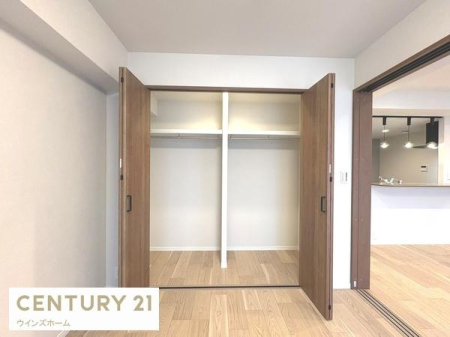 ���[ �N���[�[�b�g���S���ݒu����Ă���A���������X�b�L���Еt���܂��B