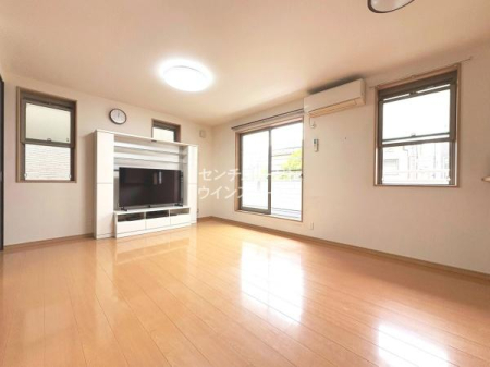 ���r���O 2�K�Ƀ��r���O��ݒu�����̂ŁA1�K�ɔ�ׂ�薾�邢�����Â�����s�����Ƃ��ł��܂��I�܂��O����̎������C�ɂȂ炸�v���C�o�V�[�������̂ň��S�ł��B