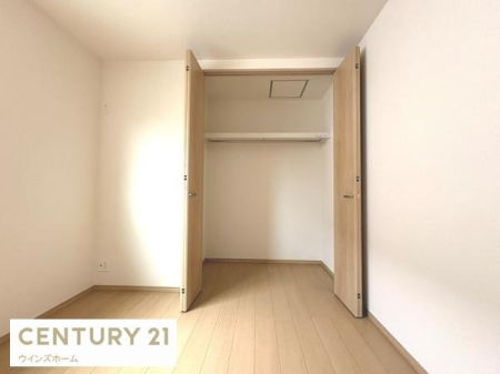 ���[ �N���[�[�b�g���S���ݒu����Ă���A���������X�b�L���Еt���܂��B