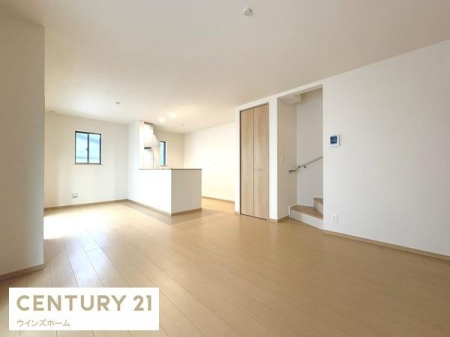 ���r���O �R�~���j�P�[�V�������~���ɂ��������Ƒ��ɂ��X�X���̃��r���O�C���K�i���̗p�B�Ƒ������ł�������킹���鉷���ȊԎ��I