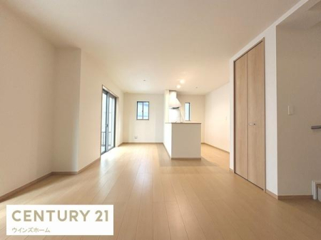 ���r���O ��16.1����LDK�͉Ƒ��S�����������Ƃ��낰���Ԃł��B�傫�ȑ�����͍̌������Ղ�A��������閾�邢���r���O�ł��I
