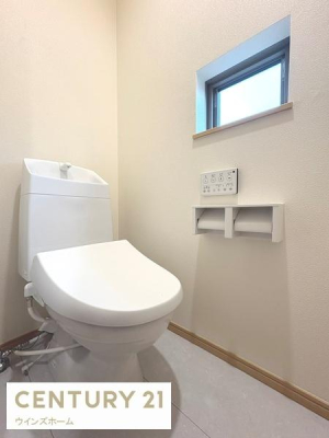 �g�C�� �g�C���͂P�E2�K�ɐݒu����Ă���A�������֍��t���̐����ȃg�C���B