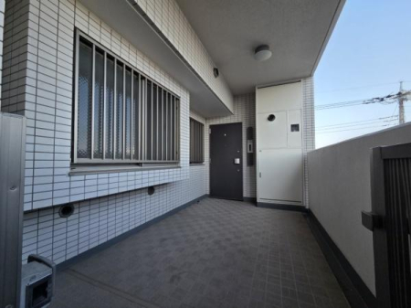 ���̑����n ���֑O�ɂ͂�Ƃ肠��|�[�`��݂��A�ˌ��Ċ��o�̓Ɨ��������o�B���p�L�����玺���������ɂ����A�v���C�o�V�[�ɔz�����ꂽ������������Z�ː݌v�����͂̂ЂƂł��B�����̏o������C�����悭�s���܂��B