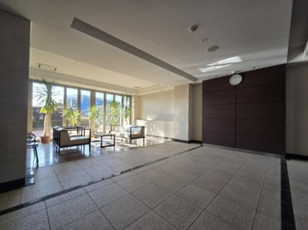 �G���g�����X �傫�ȊJ�������玩�R�����������ށA���邭�J�����̂���G���g�����X��ԁB��i�ŗ������������͋C���A�Z�܂����◈�K�҂�S�n�悭�}���Ă���܂��B