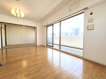 ���r���O ��14���̃��r���O�E�_�C�j���O�iLDK��17.6���j�́A���Ƒ����������߂�����L���B���݃��t�H�[�����̂��߁A������̂��ꂢ�ȏZ��Ԃɂ������҂��������܂��B