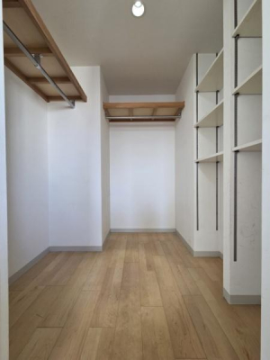 ���[ �E�H�[�N�C���N���[�[�b�g��2���������A�ߗނ�G�ߕ��A�o�b�O�ނ܂ł������萮���\�B���[�͂���������m�ۂ��邱�ƂŁA�e���������L���L���ɂ��g������������A��Ƃ肠��Z�܂��ł��B�Ƒ��ɂ��������݌v�ł��B