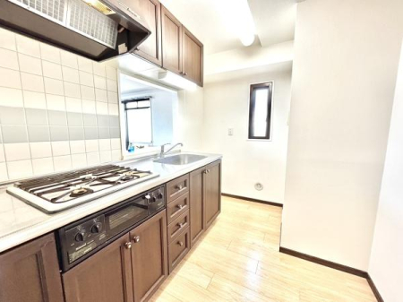 �L�b�`�� �N���[�j���O�ς݂̃L�b�`���ɂ͏���������܂��B