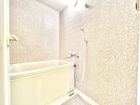 ���� �N���[�j���O�ς݂̃��j�b�g�o�X�ł��B