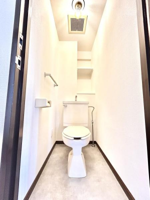 �g�C�� ���ʏ��͑����̃N�b�V�����t���A�𒣑ւ��ς݂ł��B